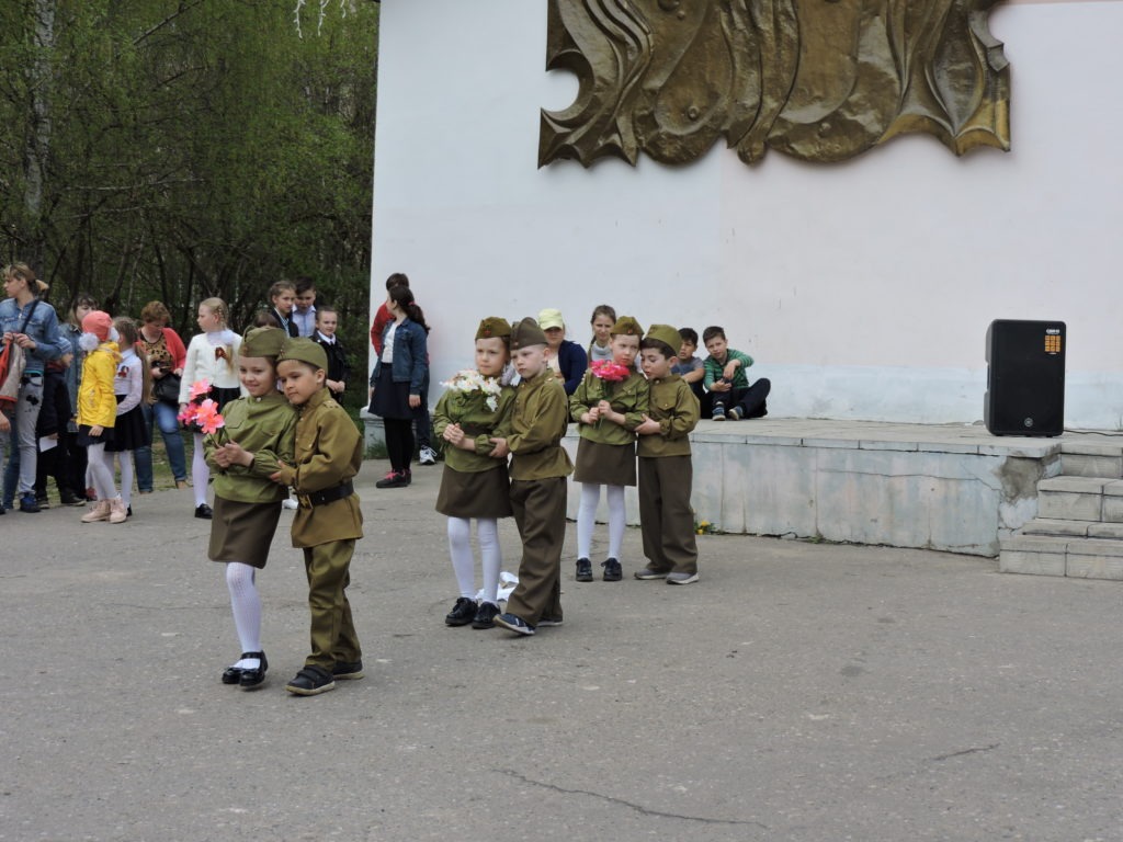 На центральной площади с. Китово прошел флешмоб «Георгиевская лента»