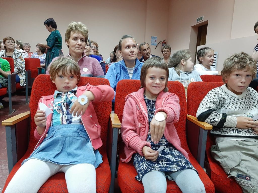 В Дуниловском ДК прошла концертно-конкурсная программа «Ромашка счастья», приуроченная ко Дню семьи, любви и верности