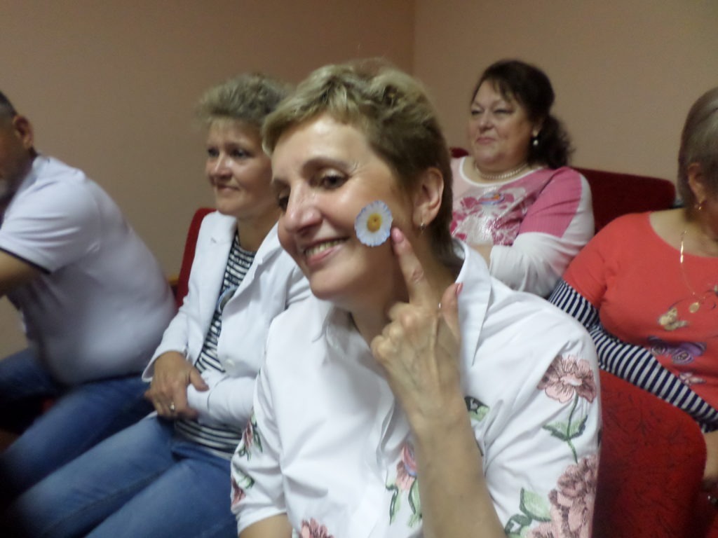 В Дуниловском ДК прошла концертно-конкурсная программа «Ромашка счастья», приуроченная ко Дню семьи, любви и верности