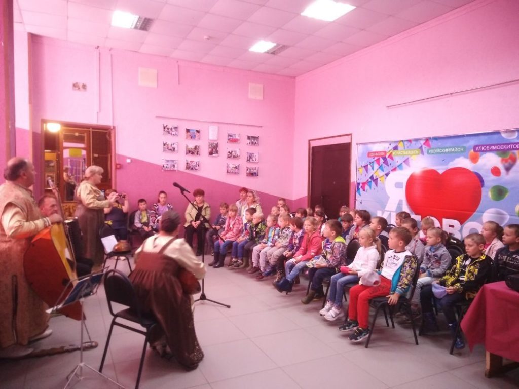 Артисты ансамбля народной музыки «Малинка» выступили перед китовскими ребятами с тематической программой «В мире прекрасного»