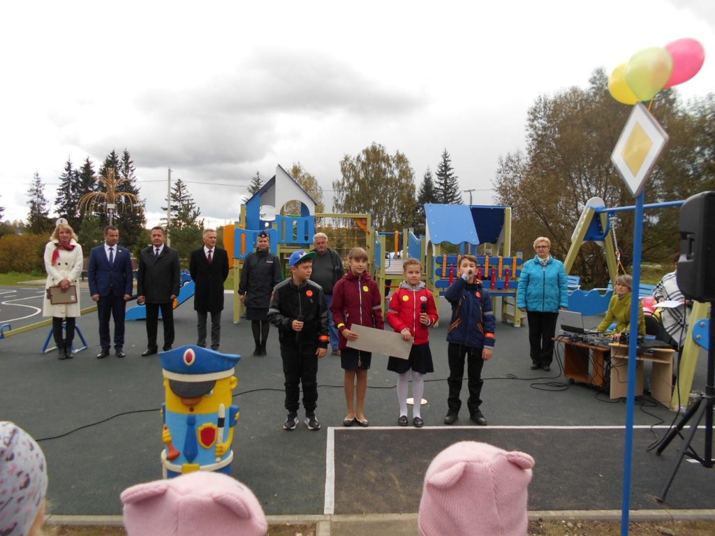 В с. Китово состоялось открытие детской игровой площадки