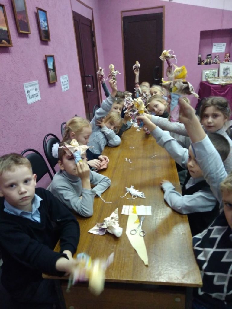 В  рамках фестиваля искусств «Дни российской культуры» в Китовском ДК прошел мастер-класс для детей по изготовлению народной куклы