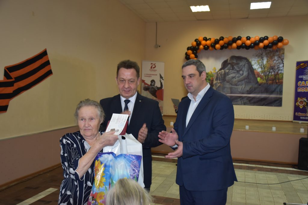 Вручение юбилейных медалей ветеранам Колобовского городского поселения