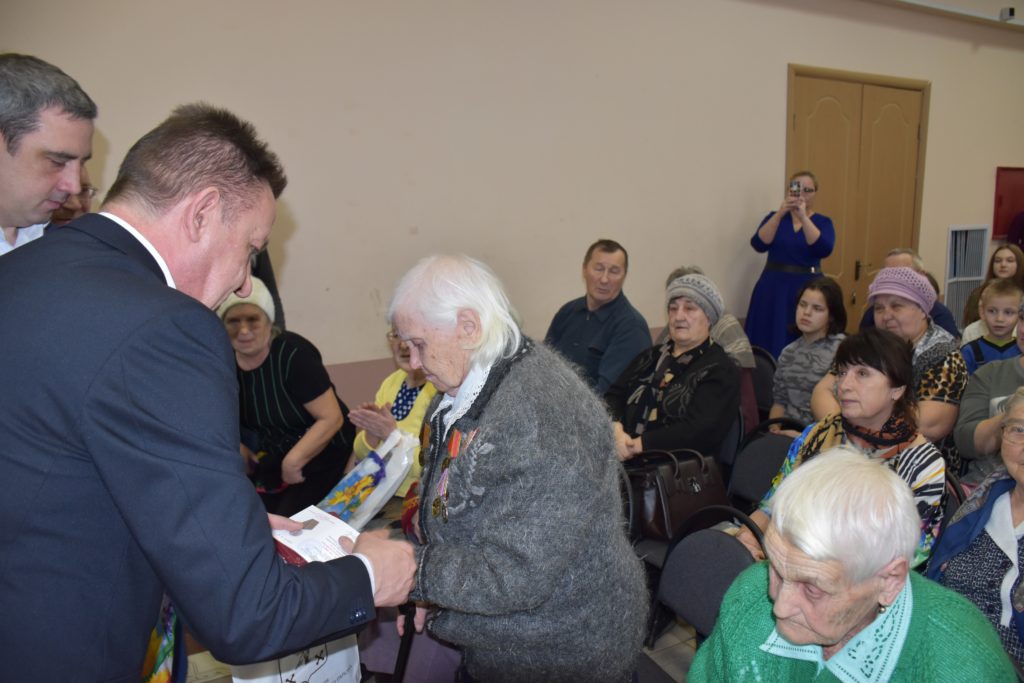 Вручение юбилейных медалей ветеранам Колобовского городского поселения