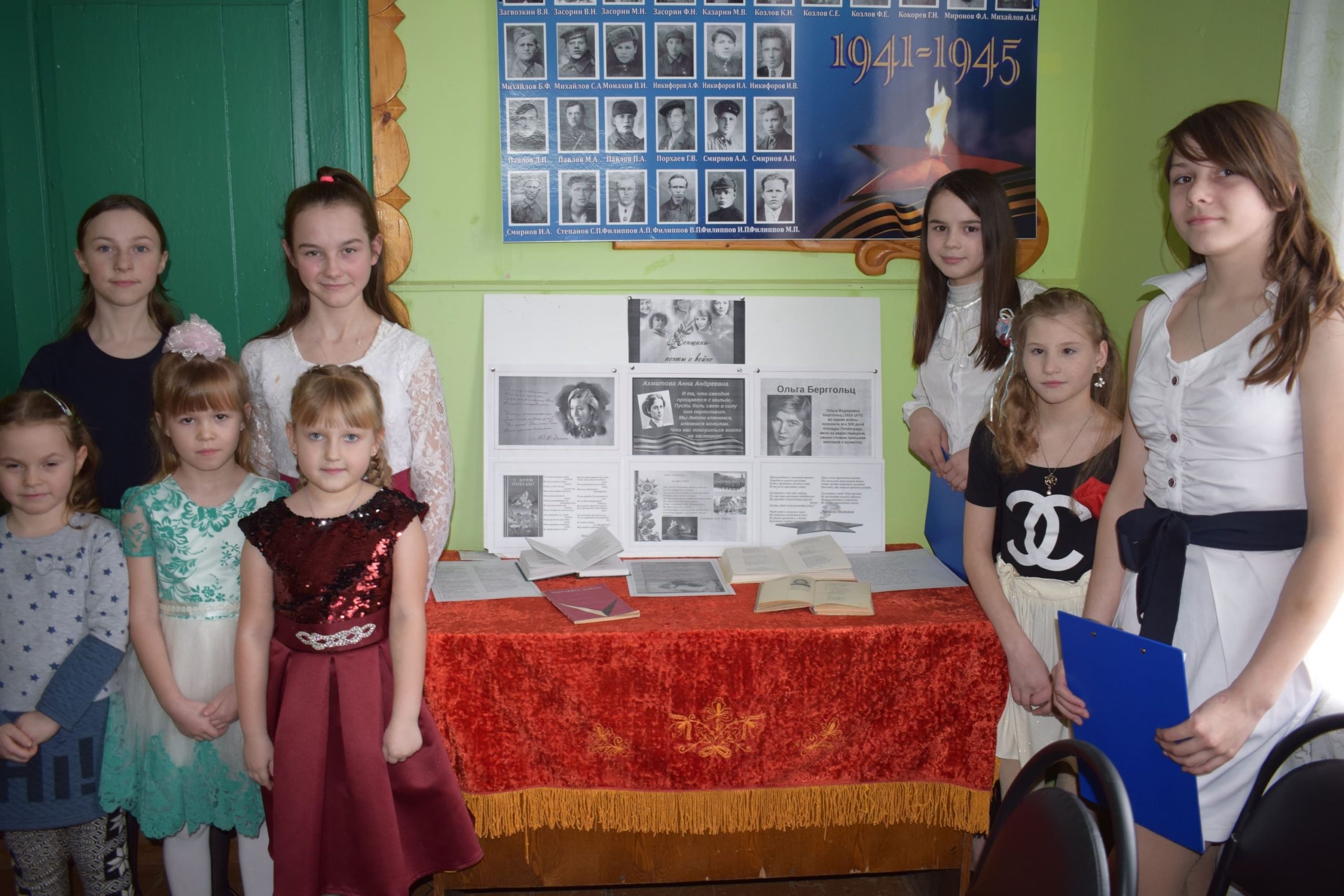 В Клочковском Доме культуры  для детей состоялась тематическая выставка «Женщины-поэты о войне»