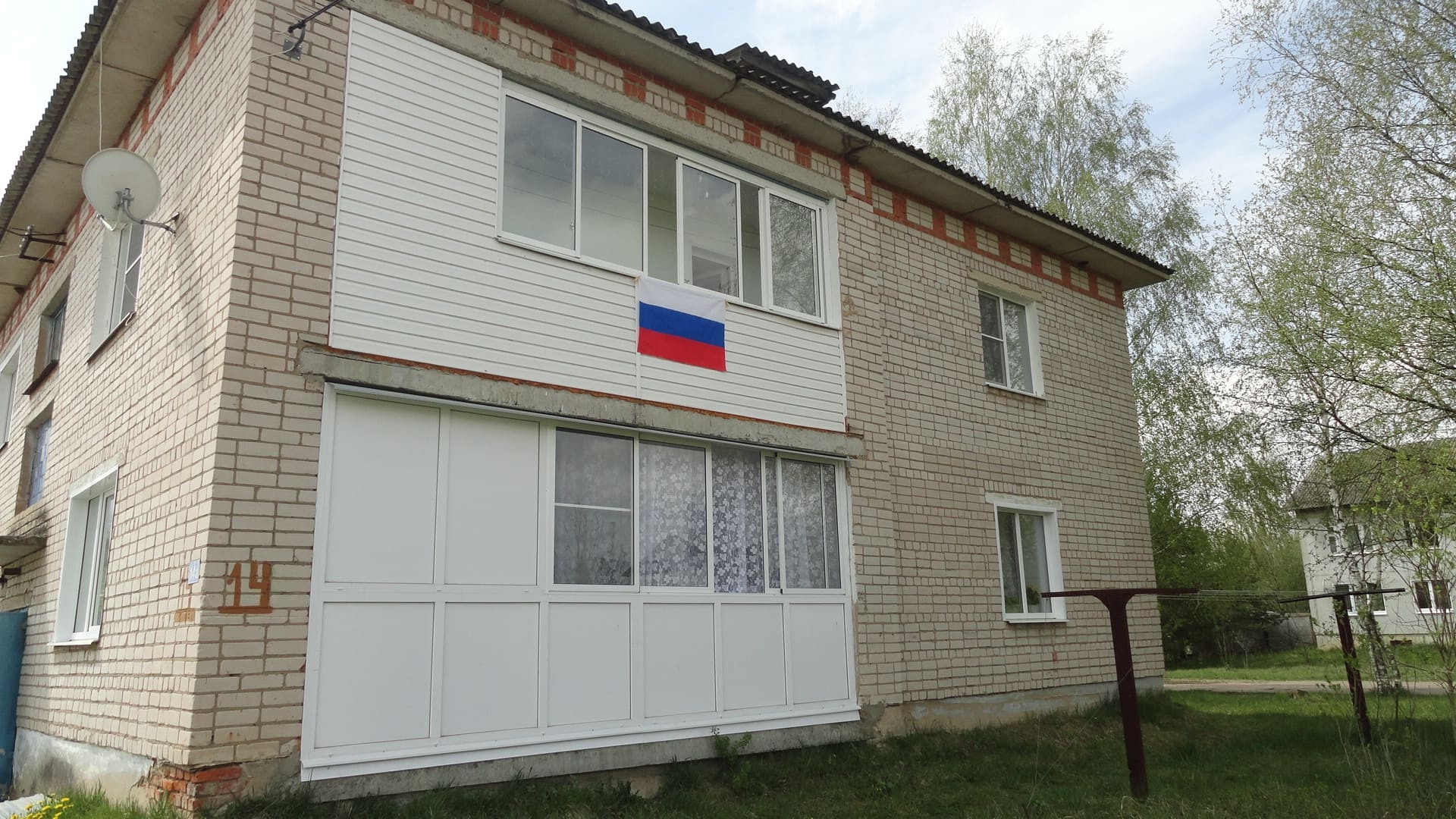 Накануне Дня Победы жители Афанасьевского сельского поселения украсили свои дома государственными флагами