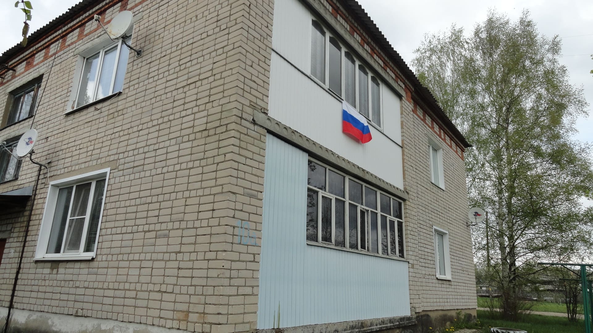 Накануне Дня Победы жители Афанасьевского сельского поселения украсили свои дома государственными флагами