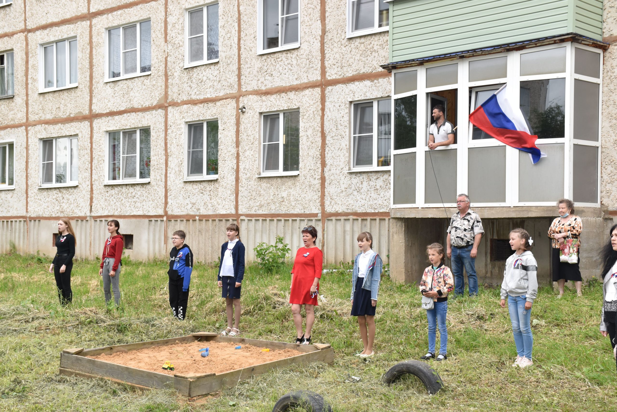 12 июня жители Шуйского муниципального района присоединились к акции Общероссийское исполнение Гимна России