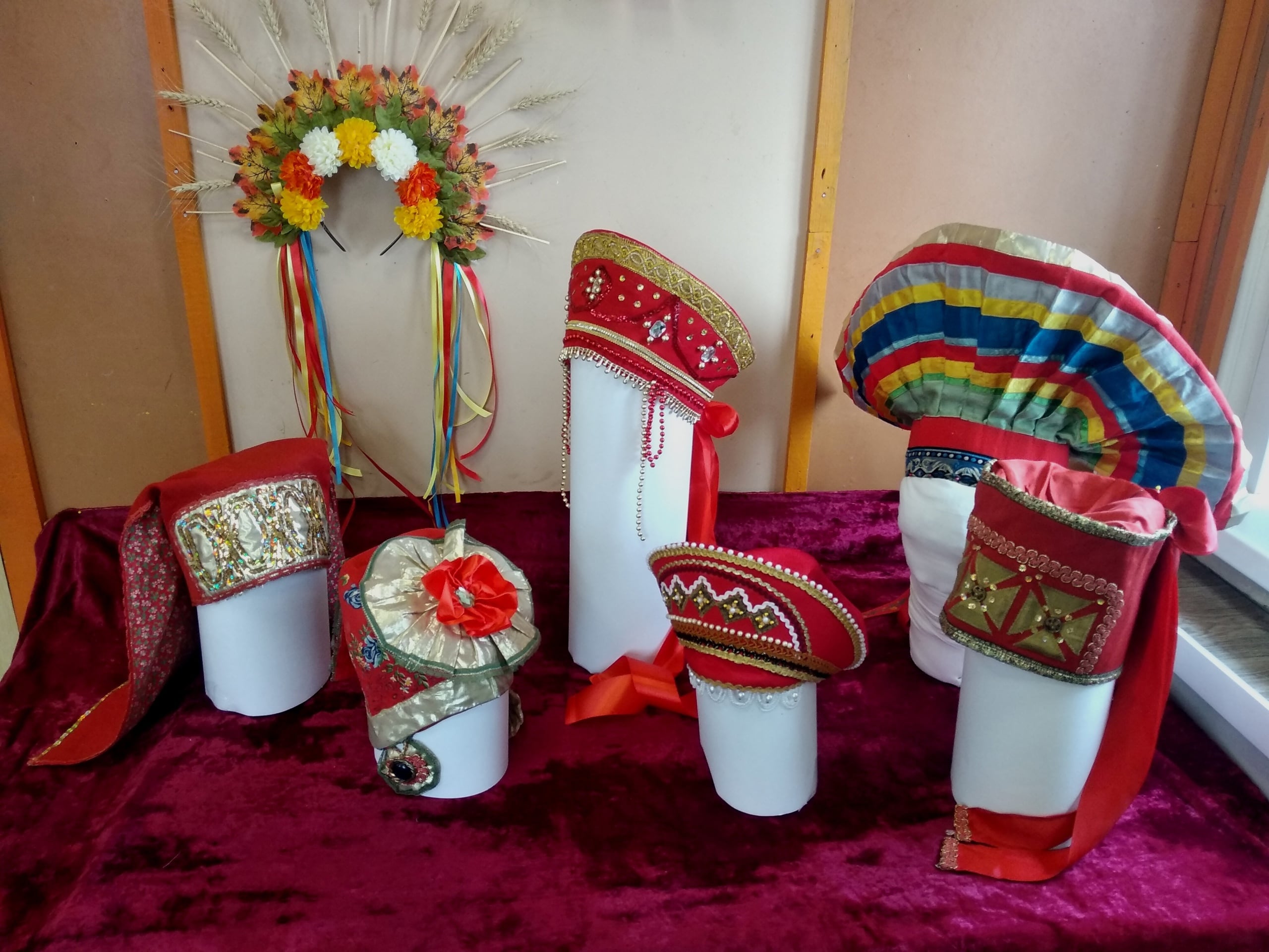 Выставка женских головных уборов в Васильевском Доме ремесел