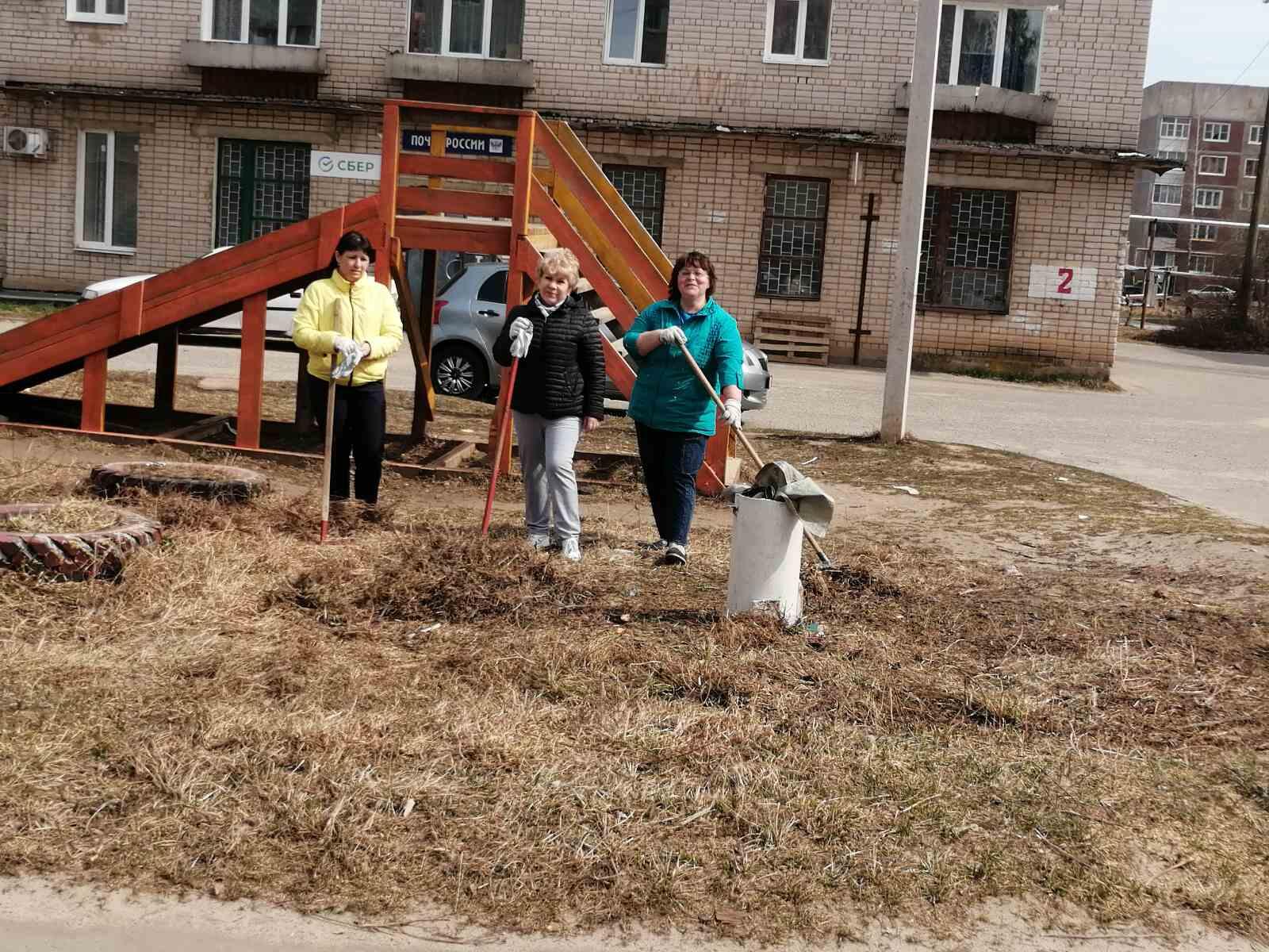 Специалисты Культурно-досугового центра Семейкинского сельского поселения участвуют в месячнике по благоустройству