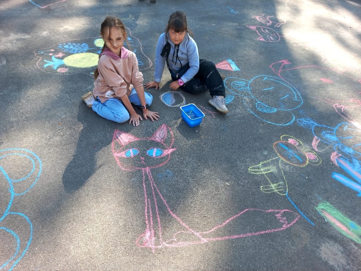 Конкурс рисунков на асфальте «Краски лета» прошел в деревне Филино