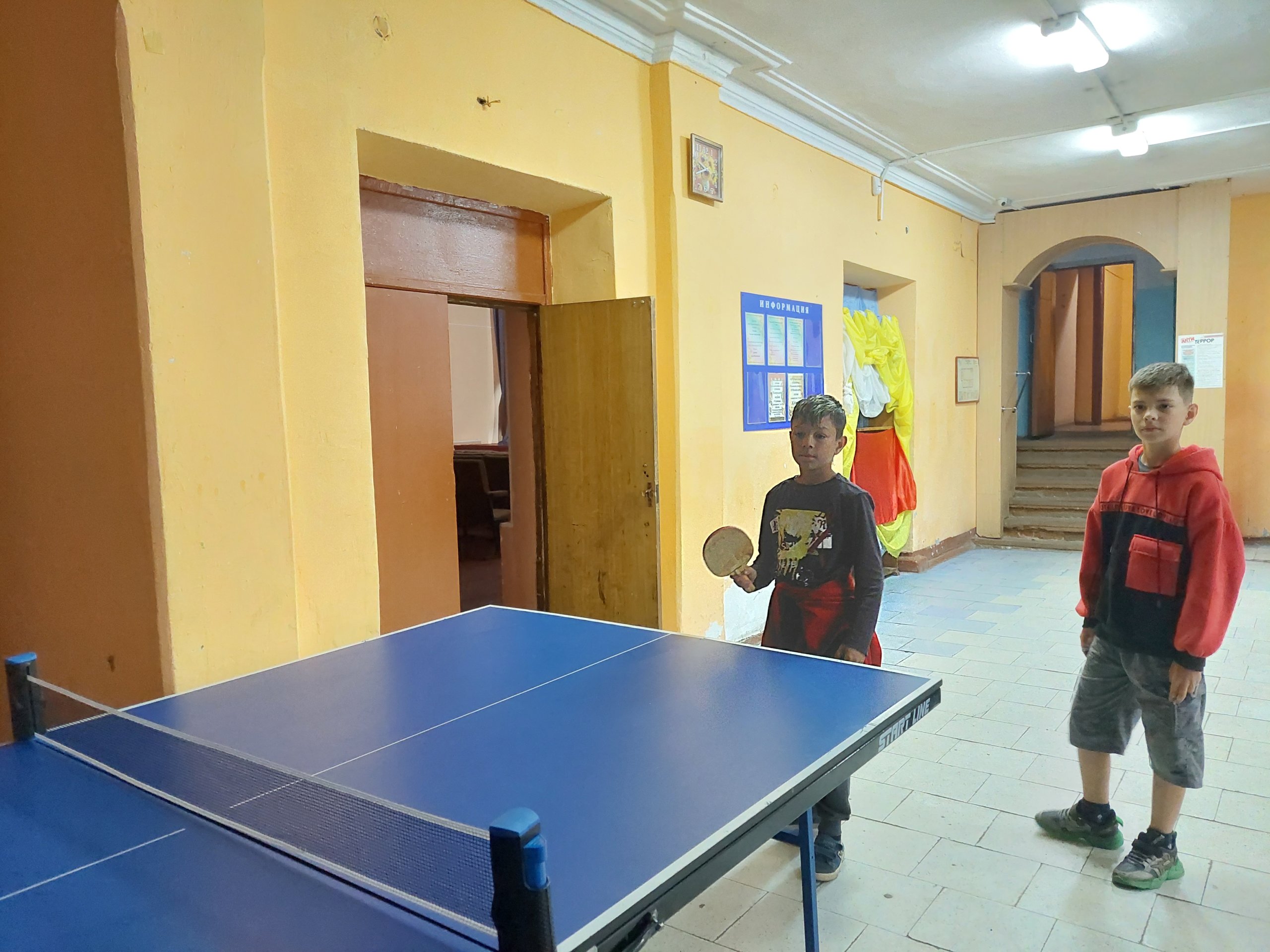В Перемиловском Доме культуры дети учатся играть в настольный теннис