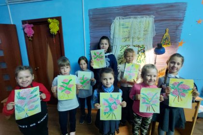 В Перемиловском культурно-досуговом центре "Родник" продолжаются занятия по изобразительному искусству