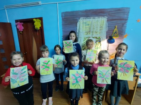 В Перемиловском культурно-досуговом центре "Родник" продолжаются занятия по изобразительному искусству