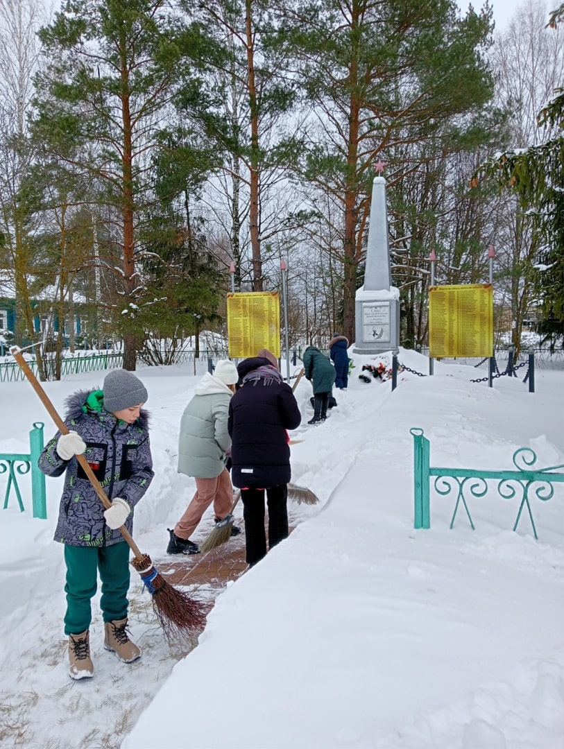 Десант по расчистке территорий памятников от снега